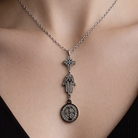 COLGANTE TRIPLE PROTECCION - NUDO DE BRUJAS, MANO DE FATIMA Y MEDALLA SAN BENITO
