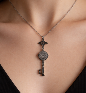 COLGANTE DOBLE PROTECCION - NUDO DE BRUJAS Y LLAVE SAN BENITO